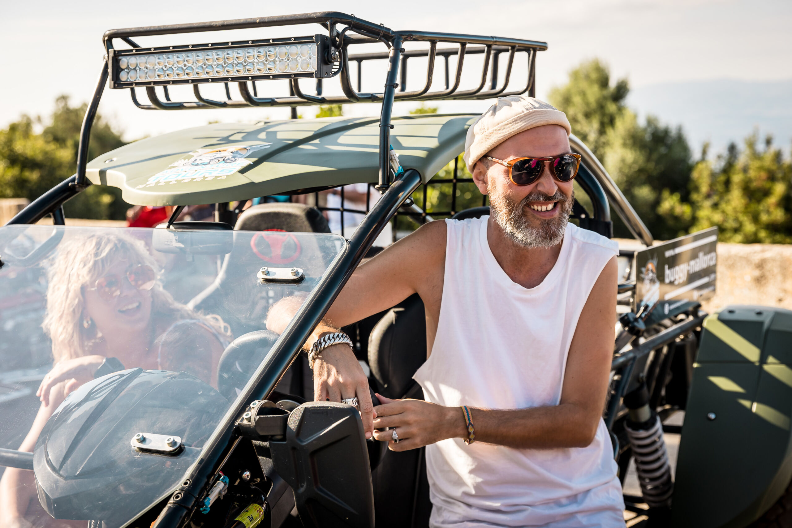 Bonne humeur en buggy de location à Majorque